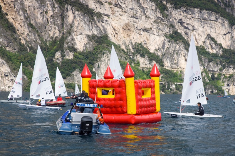 hatalmas-felfujhato-var-szakitotta-felbe-a-vitorlas-regattat-a-garda-tavon-1.jpg